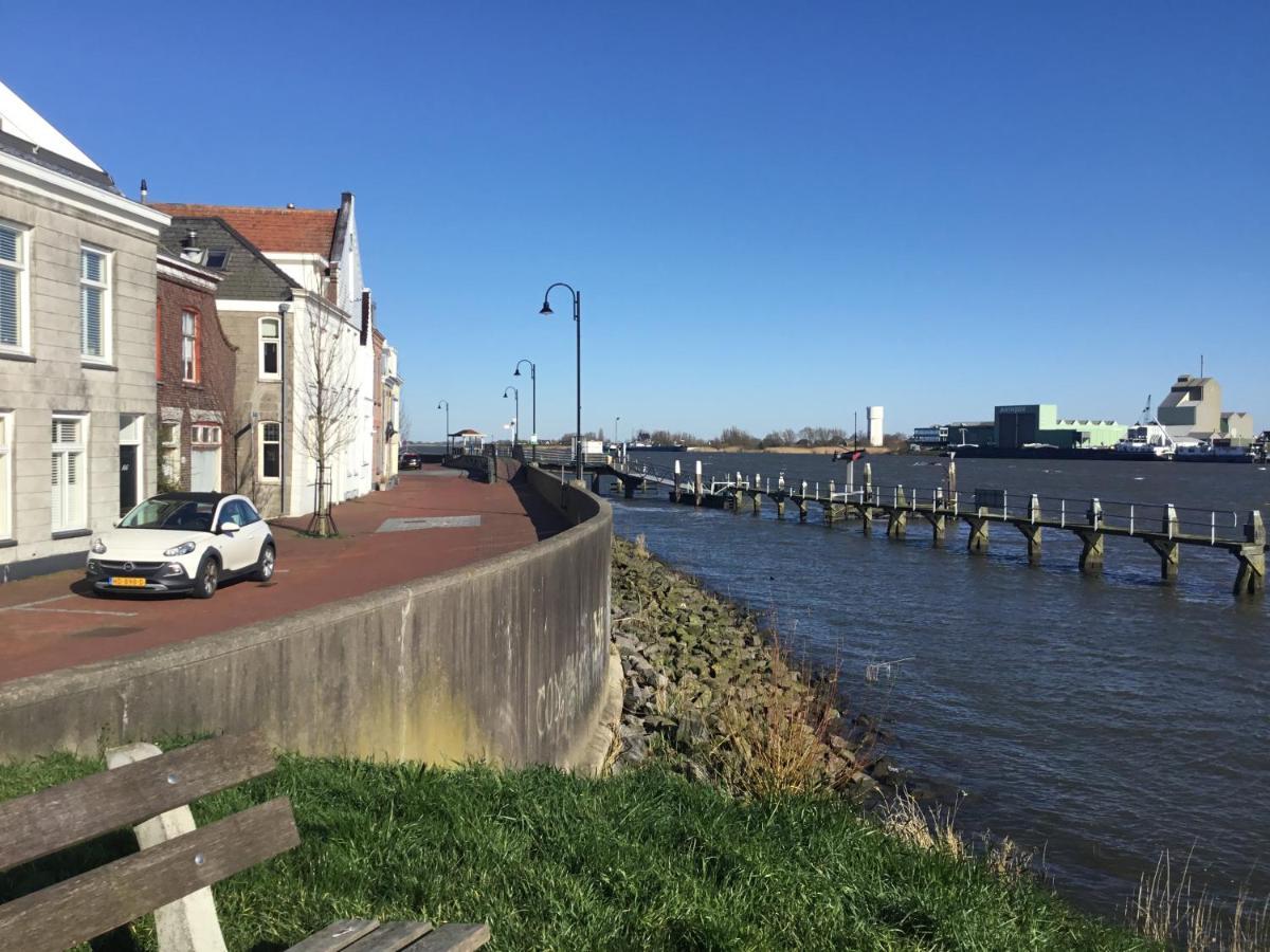 De Kapiteinshut Aan De Rivier Met Xl Ligbad En Sauna Lekkerkerk Exterior photo