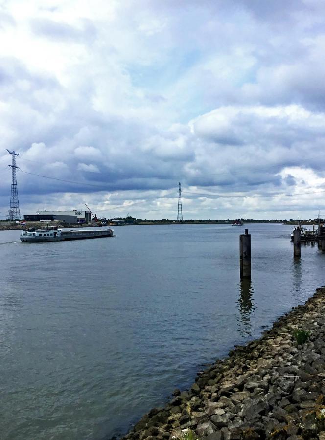 De Kapiteinshut Aan De Rivier Met Xl Ligbad En Sauna Lekkerkerk Exterior photo