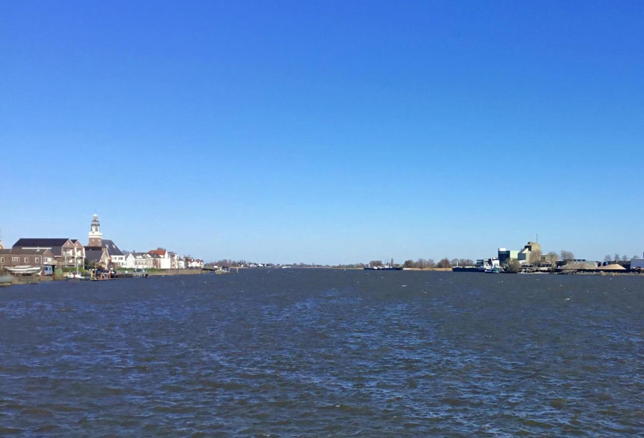 De Kapiteinshut Aan De Rivier Met Xl Ligbad En Sauna Lekkerkerk Exterior photo