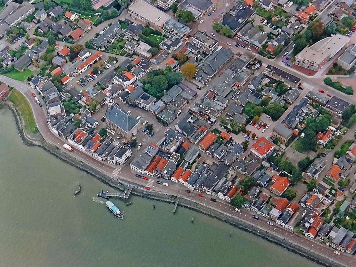 De Kapiteinshut Aan De Rivier Met Xl Ligbad En Sauna Lekkerkerk Exterior photo