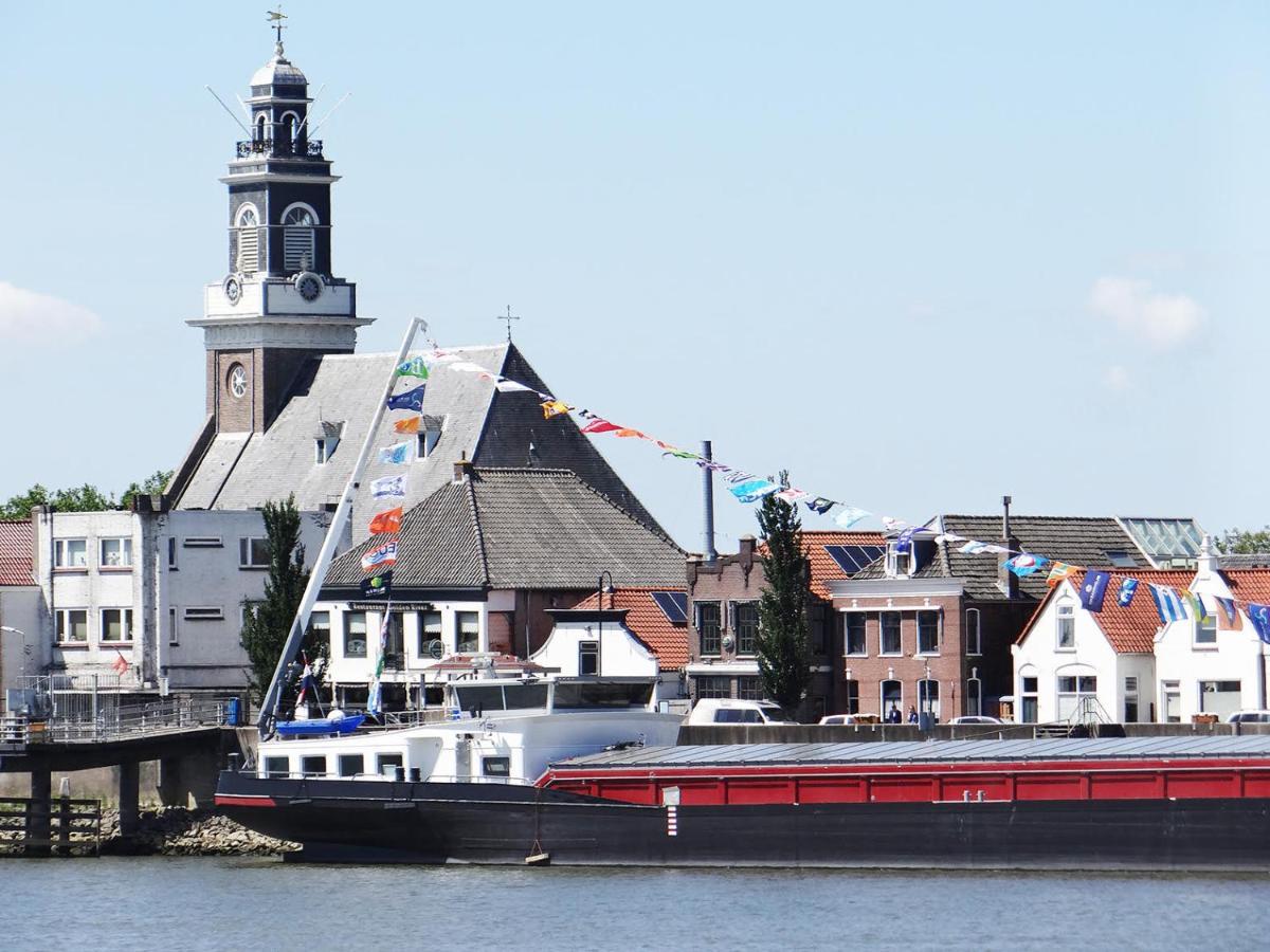 De Kapiteinshut Aan De Rivier Met Xl Ligbad En Sauna Lekkerkerk Exterior photo