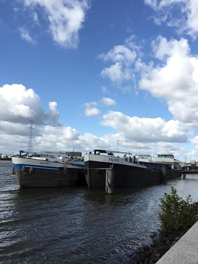De Kapiteinshut Aan De Rivier Met Xl Ligbad En Sauna Lekkerkerk Exterior photo
