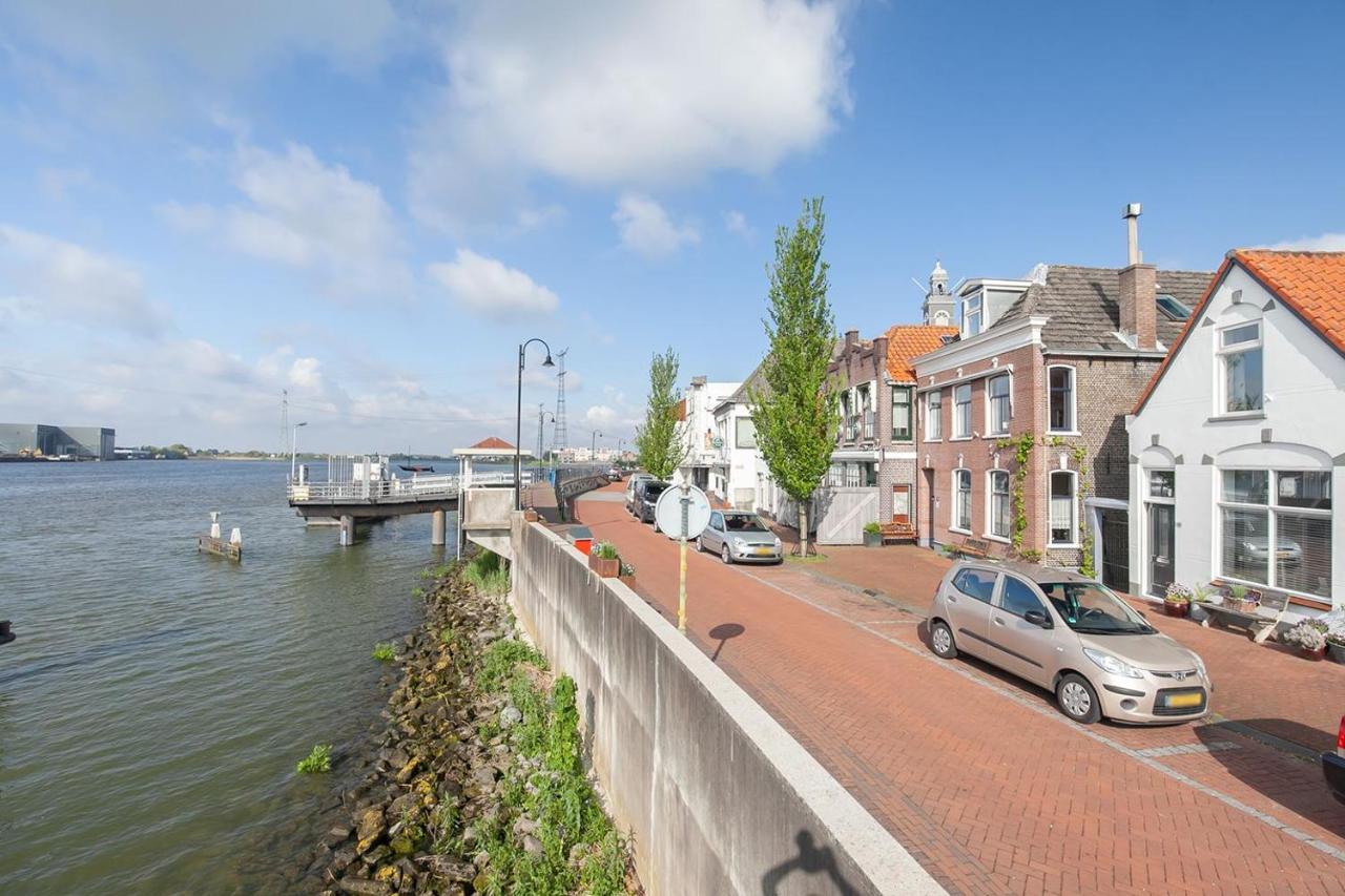De Kapiteinshut Aan De Rivier Met Xl Ligbad En Sauna Lekkerkerk Exterior photo