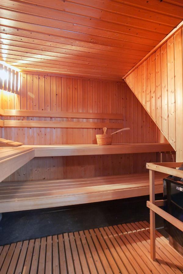 De Kapiteinshut Aan De Rivier Met Xl Ligbad En Sauna Lekkerkerk Exterior photo