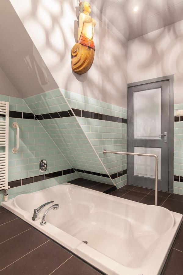 De Kapiteinshut Aan De Rivier Met Xl Ligbad En Sauna Lekkerkerk Exterior photo